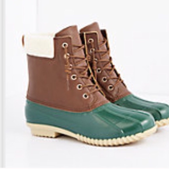 Shoes - 🆕Woman’s Rainboots  green and brown w/ fleece